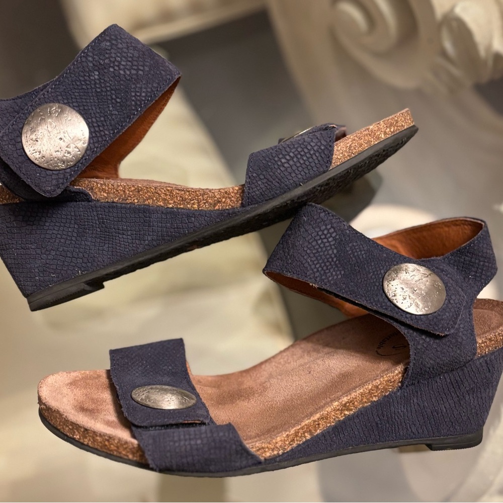 TAOS Carousel Wedge Navy Sandals with Silver Accents Size 8.5